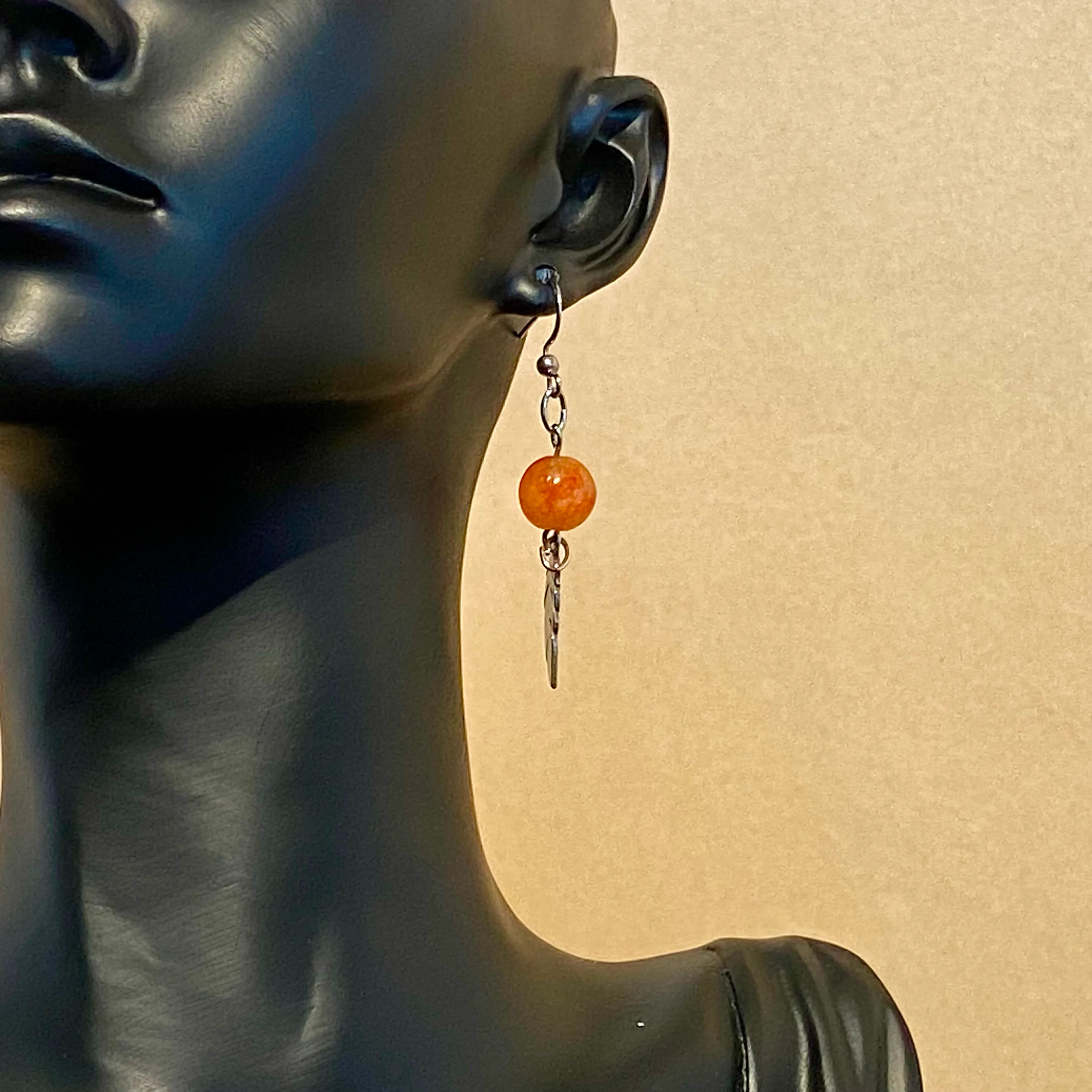 Aros con base de acero quirúrgico, piedra jade naranja y dije de hoja