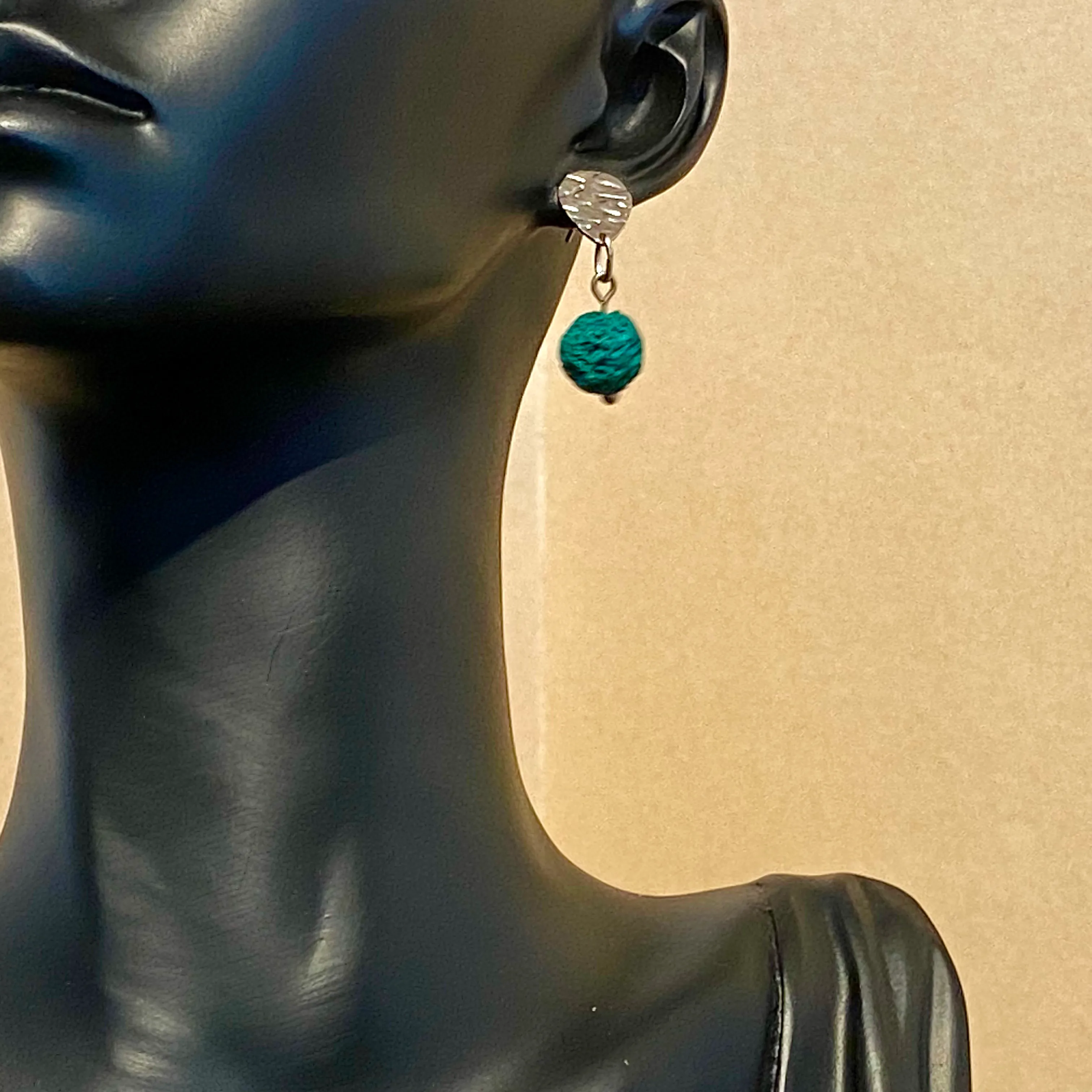 Aros con bases de acero quirúrgico, piedra volcánica verde